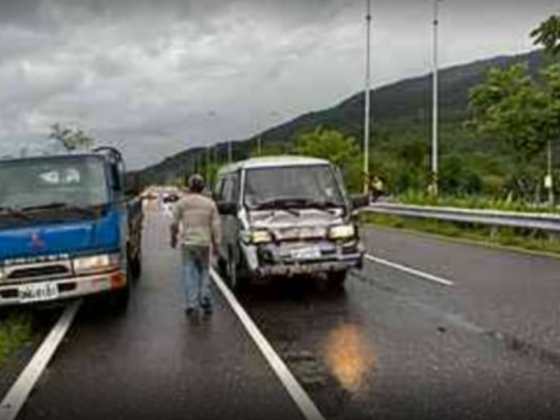 疑下雨視線不良 老翁駕駛箱型車撞上小貨車